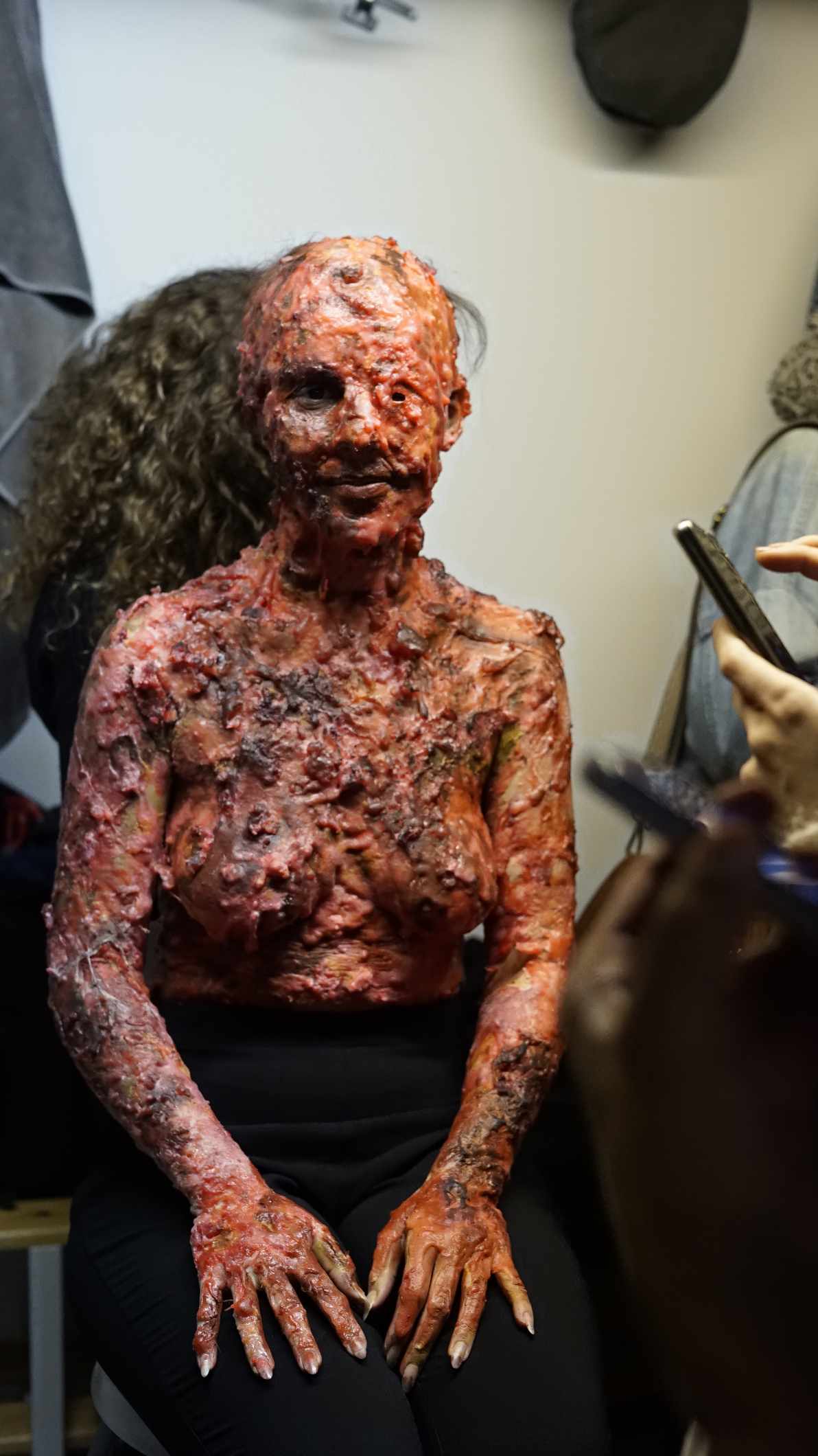 Criatura fantástica con máscara y traje de látex diseñada por Sr. Dopamina para cine de terror y fantasía.