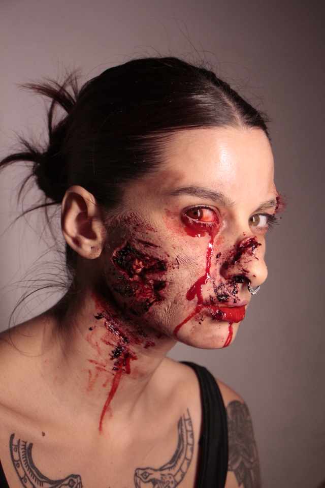 Herida realista diseñada con maquillaje FX por Sr. Dopamina para producción cinematográfica en España.